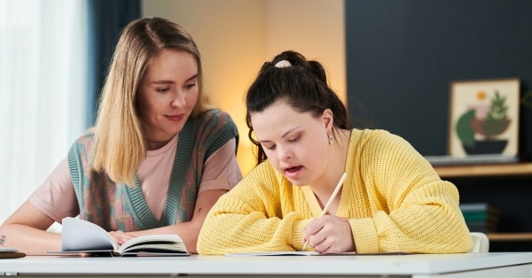 אדם עם מוגבלות לומד