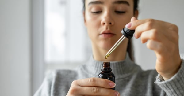 אישה הנוטלת שמן CBD